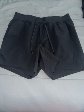 Lululemon men’s zeroed in shorts 5” size Large